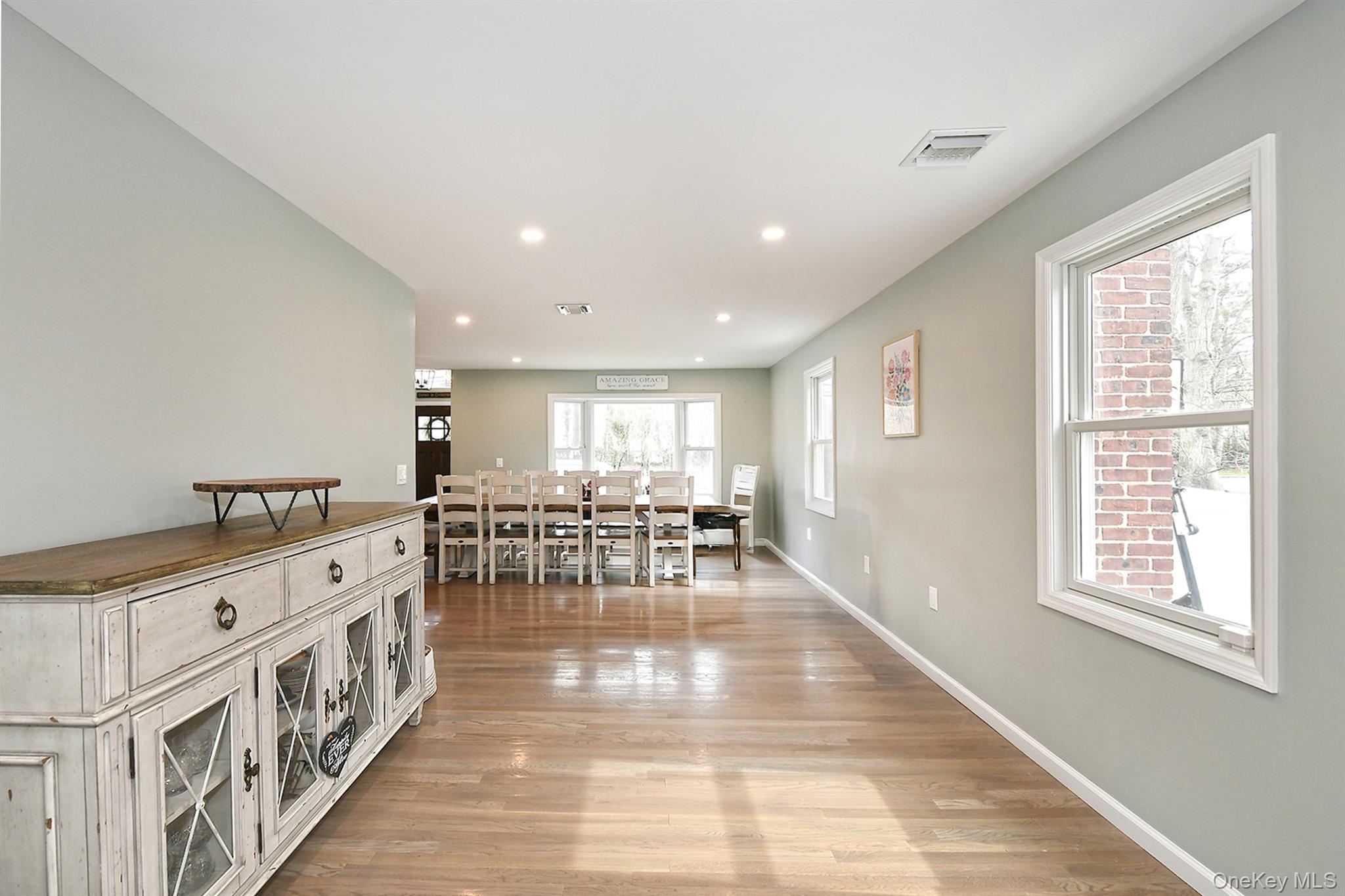 #9 photo, 2457 New York Avenue, सफ़ोक काउंटी Melville , NY 11747