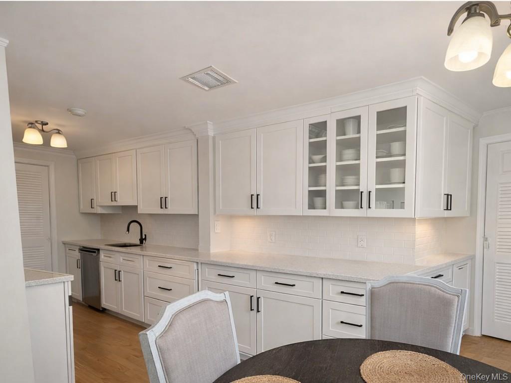 #3 photo, 126 Glen Hollow Drive, מחוז סאפוק Port Jefferson Station , NY 11776