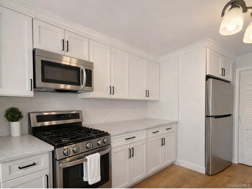 #4 photo, 126 Glen Hollow Drive, מחוז סאפוק Port Jefferson Station , NY 11776