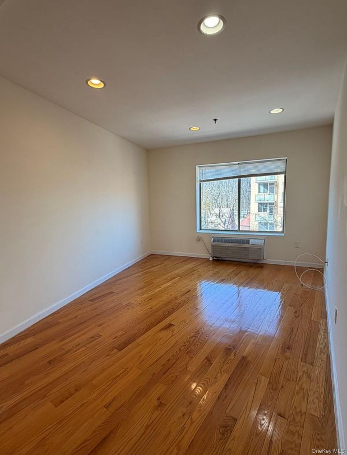 #5 photo, 8265 116th Street, कुईंस Richmond Hill , NY 11418