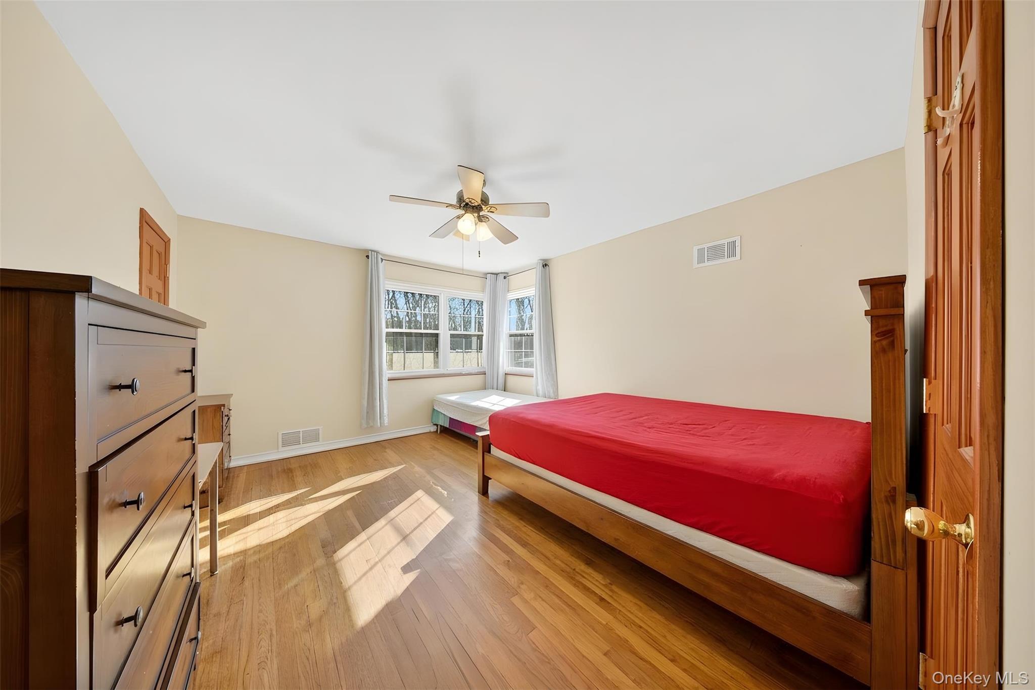 #12 photo, 69-20 199th Street, Fresh Meadows , NY 11365