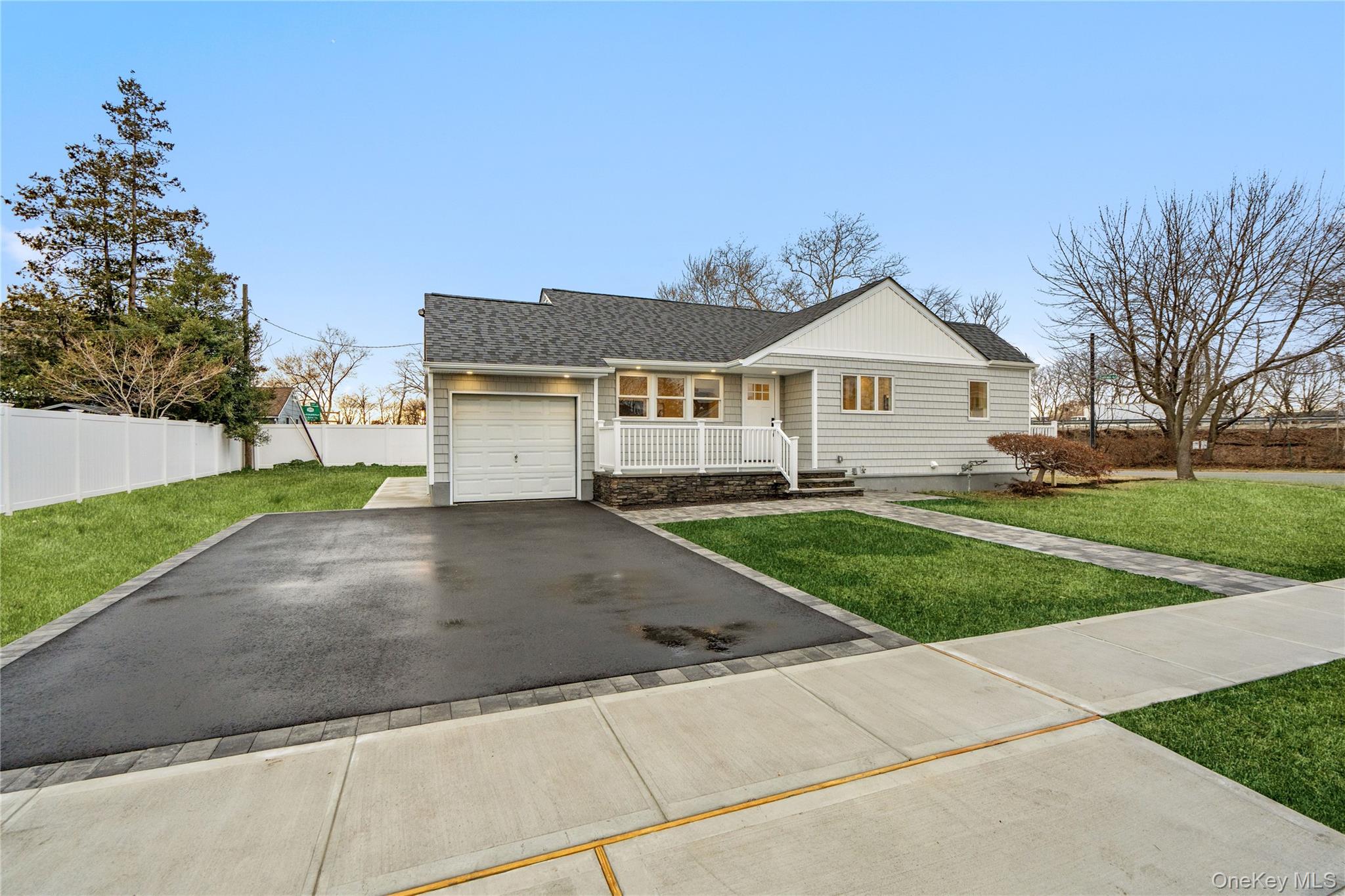 #1 photo, 2 Mohegan Drive, नासाउ काउंटी Massapequa , NY 11758