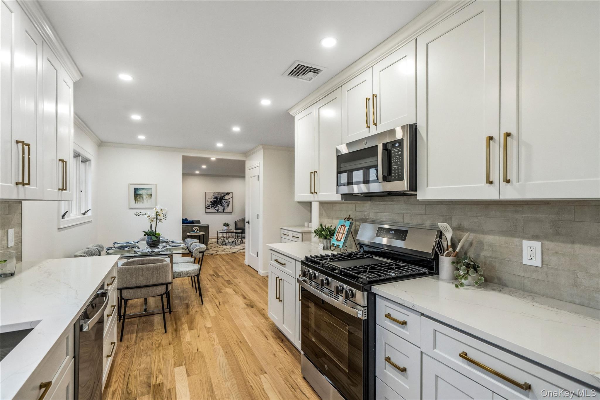 #16 photo, 2 Mohegan Drive, नासाउ काउंटी Massapequa , NY 11758