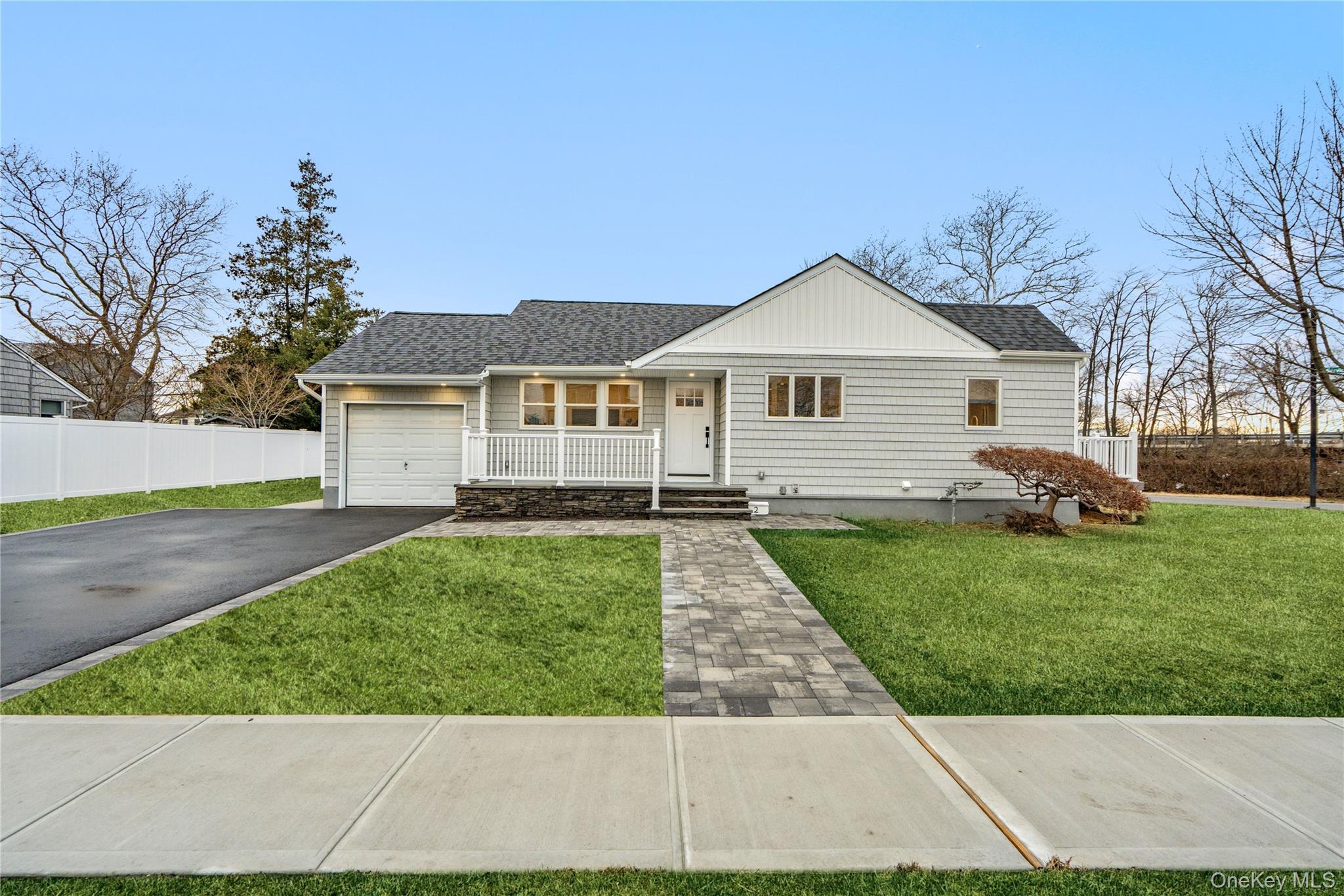 #2 photo, 2 Mohegan Drive, नासाउ काउंटी Massapequa , NY 11758