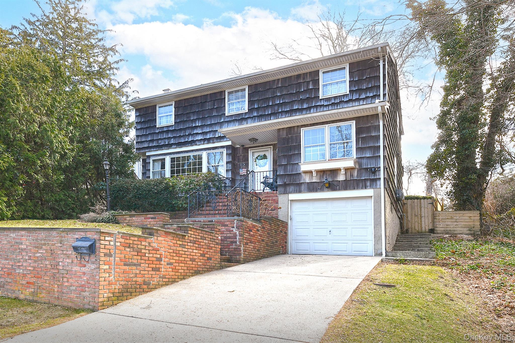 #1 photo, 90 E 25th Street, सफ़ोक काउंटी Huntington Station , NY 11746