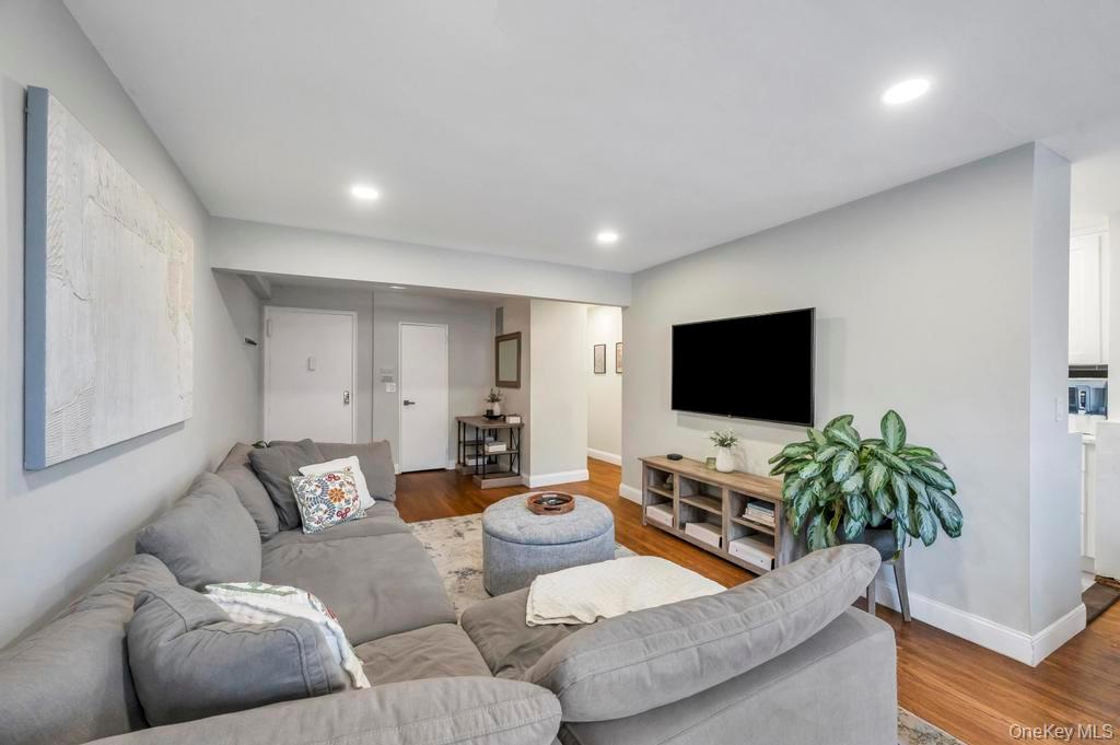 #10 photo, 2 Birchwood Court, Mineola , NY 11501