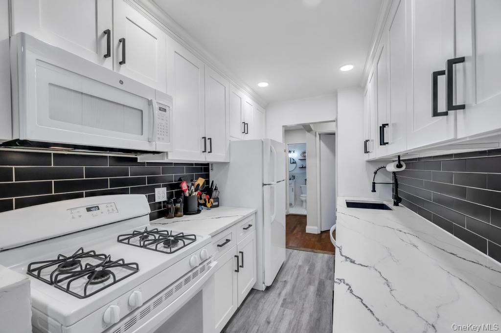 #15 photo, 2 Birchwood Court, Mineola , NY 11501