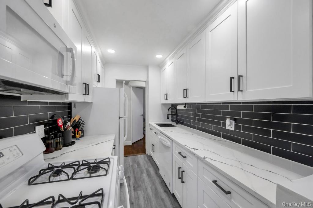 #17 photo, 2 Birchwood Court, Mineola , NY 11501