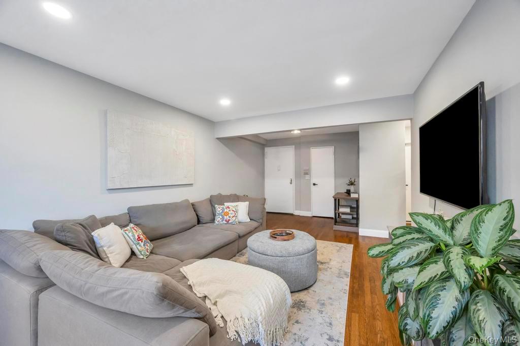 #9 photo, 2 Birchwood Court, Mineola , NY 11501