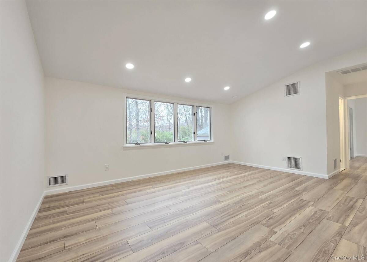 #13 photo, 21 Possum Lane, East Setauket , NY 11733