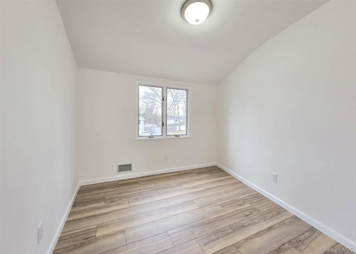 #19 photo, 21 Possum Lane, East Setauket , NY 11733