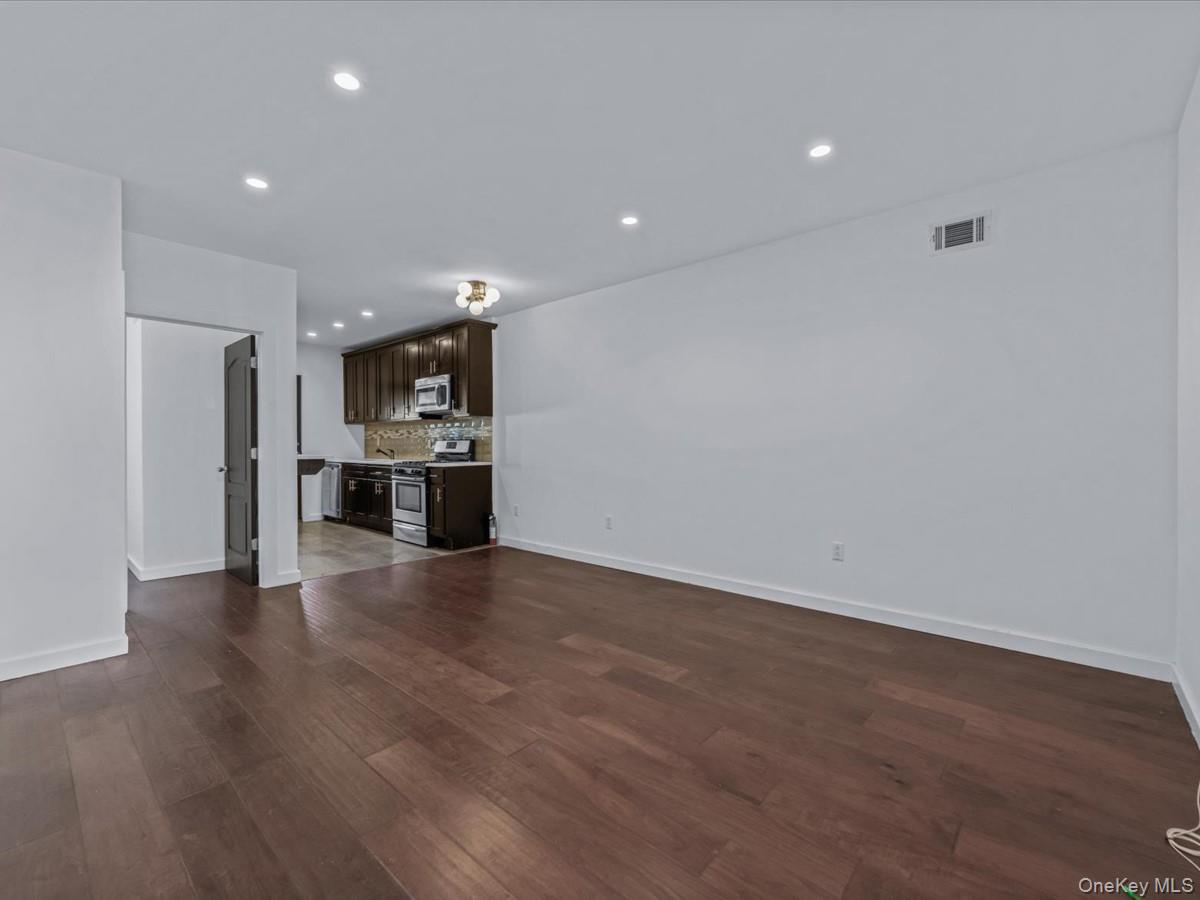 #3 photo, 151 Noll Street, ब्रुकलीन Brooklyn , NY 11206