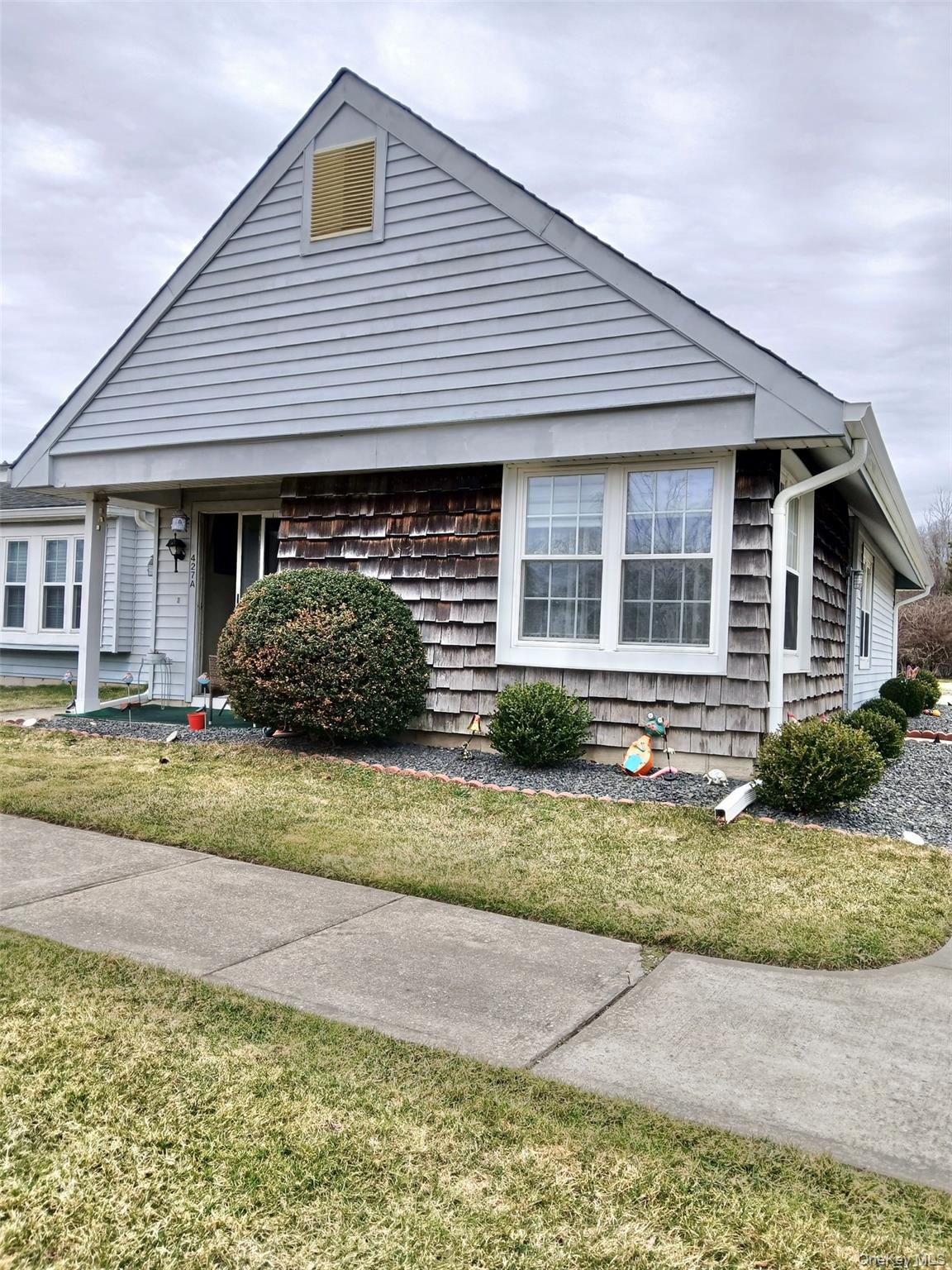 #1 photo, 427 Aylesbury Court, 롱 아일랜드 Ridge , NY 11961