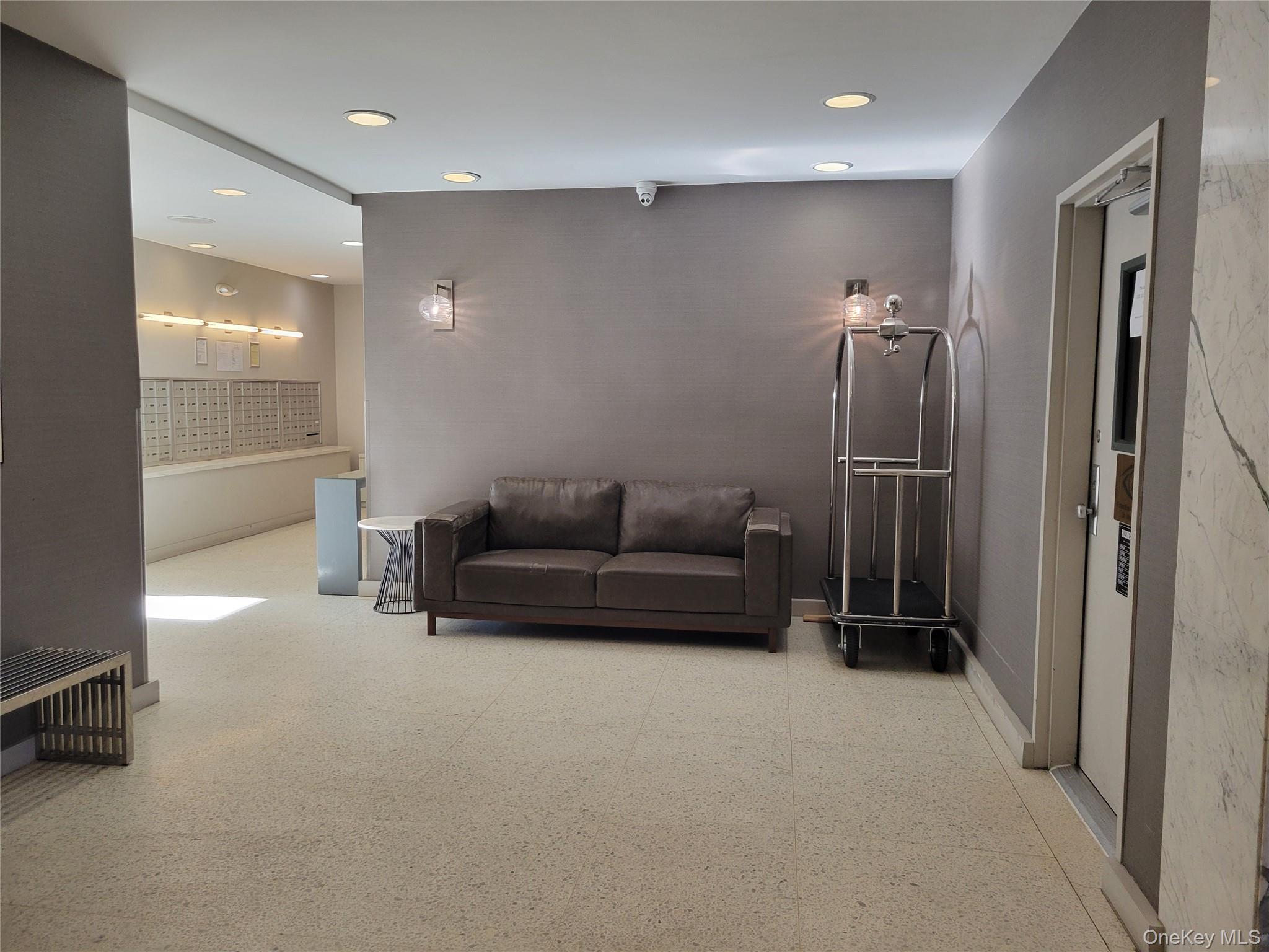 #8 photo, 107-40 Queens Boulevard, קווינס Forest Hills , NY 11375