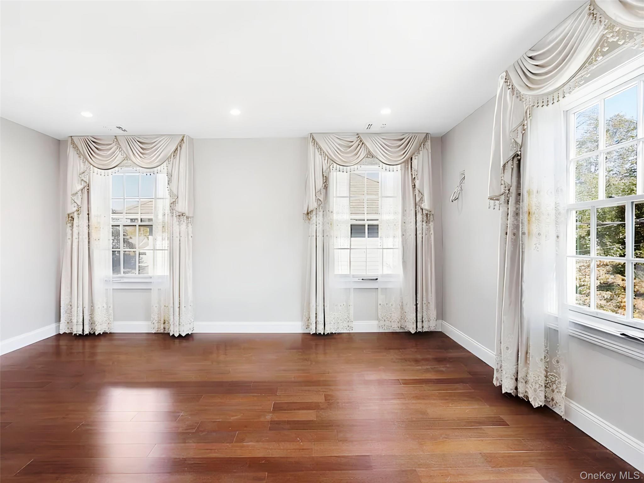 #16 photo, 56 Jackson Avenue, Mineola , NY 11501