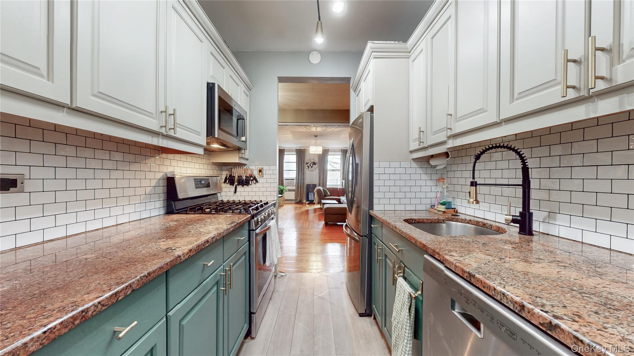 #10 photo, 118-11 84th Avenue, קווינס Kew Gardens , NY 11415