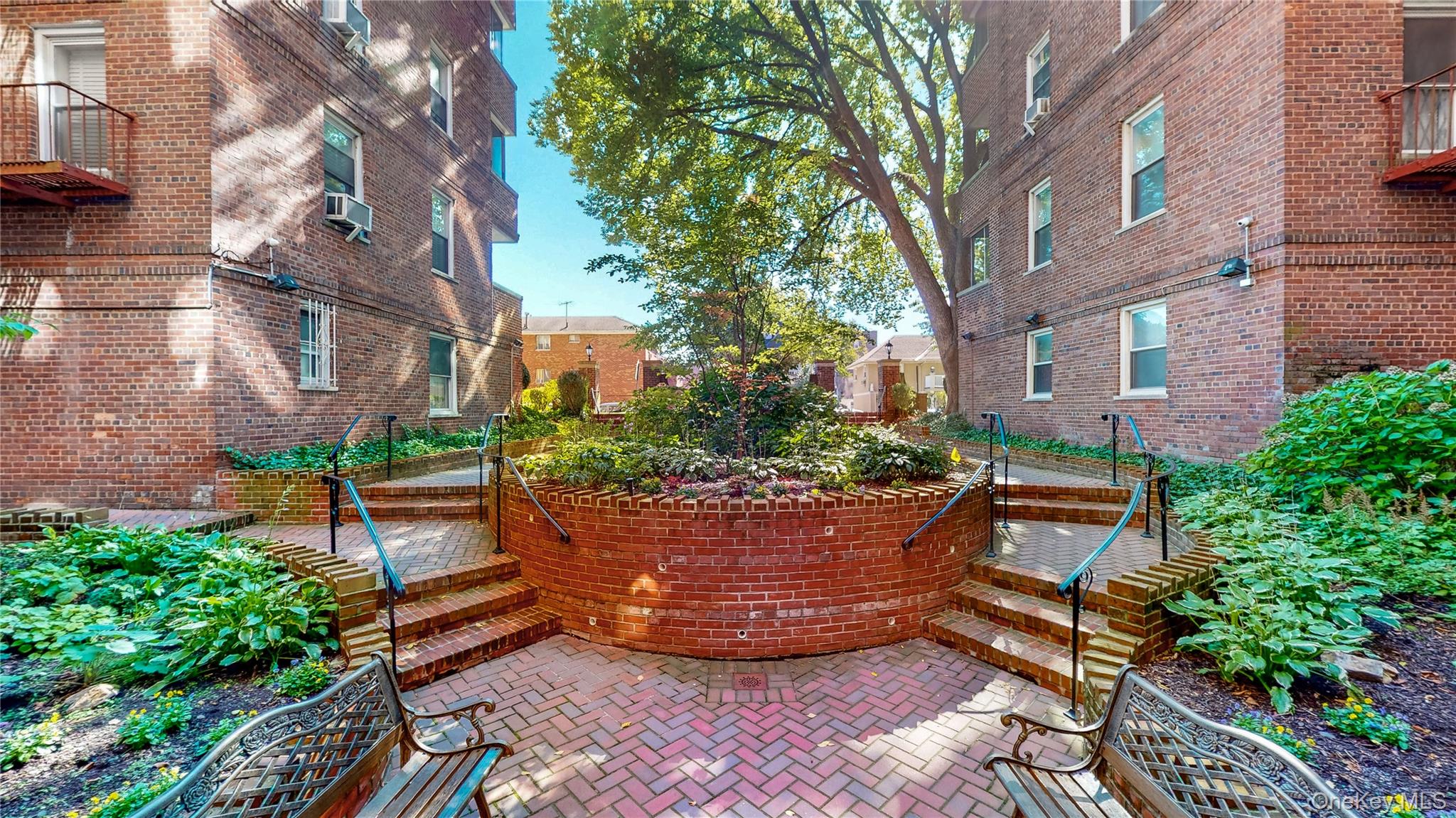 #2 photo, 118-11 84th Avenue, קווינס Kew Gardens , NY 11415