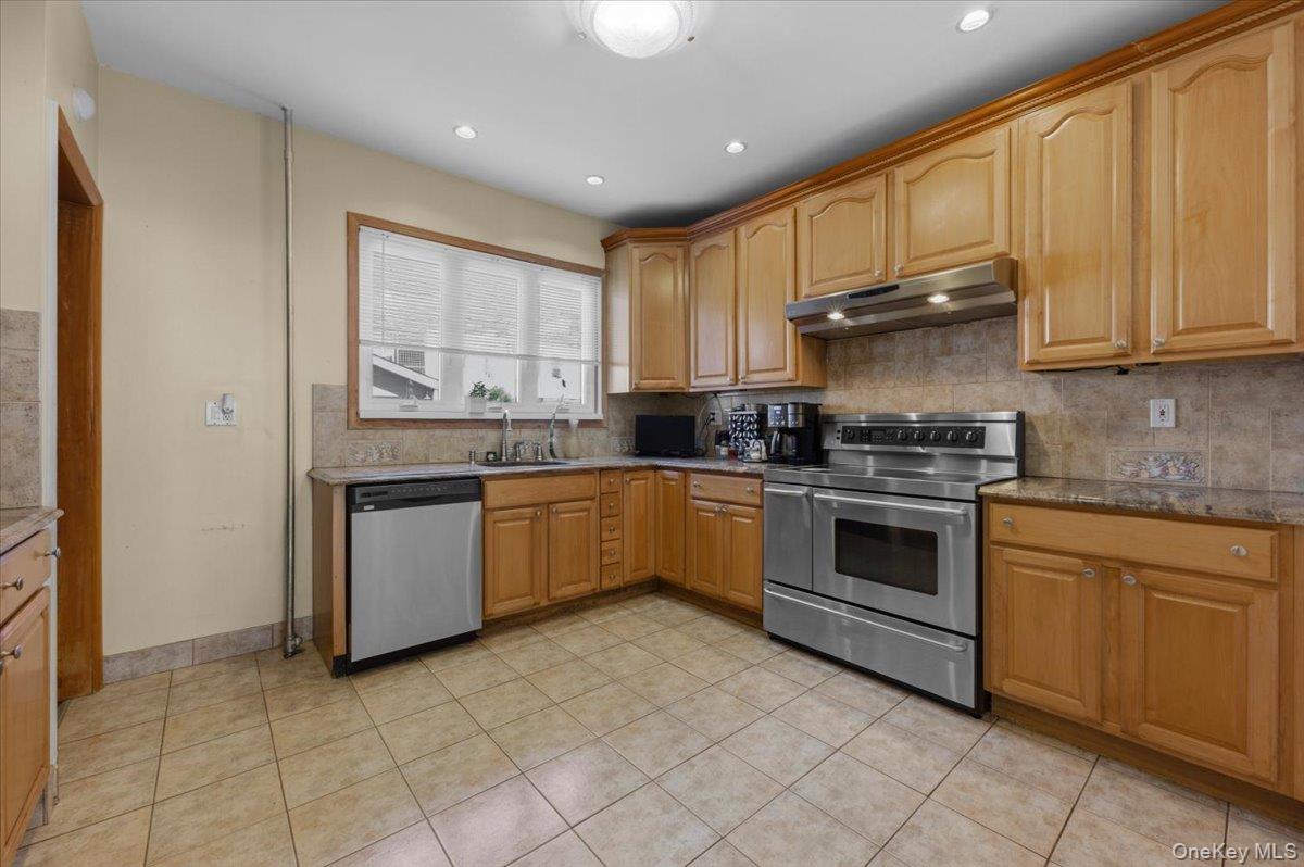 #8 photo, 7535 60th Place, Glendale , NY 11385