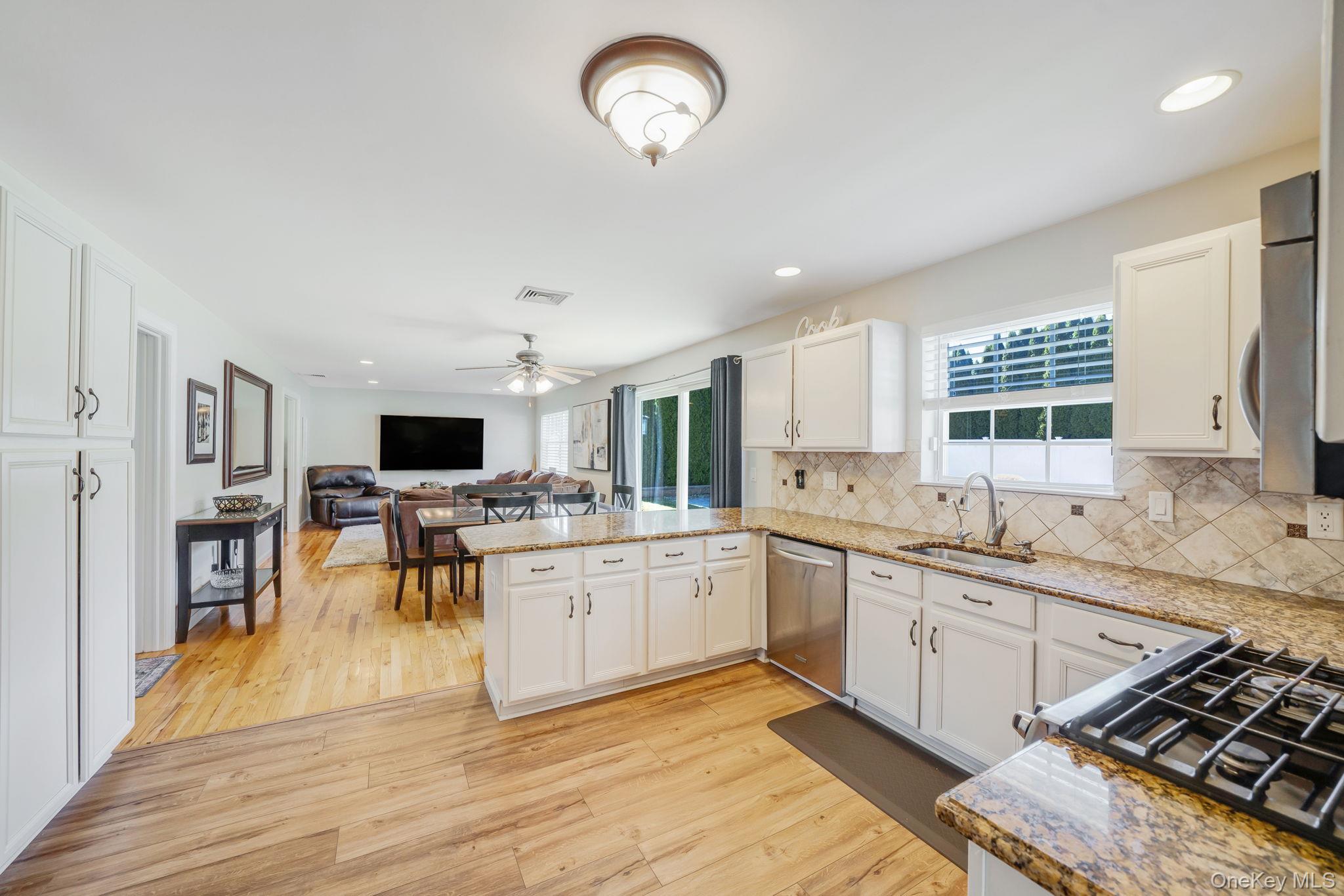 #12 photo, 22 Northumberland Drive, সাফোক কাউন্টি Shoreham , NY 11786