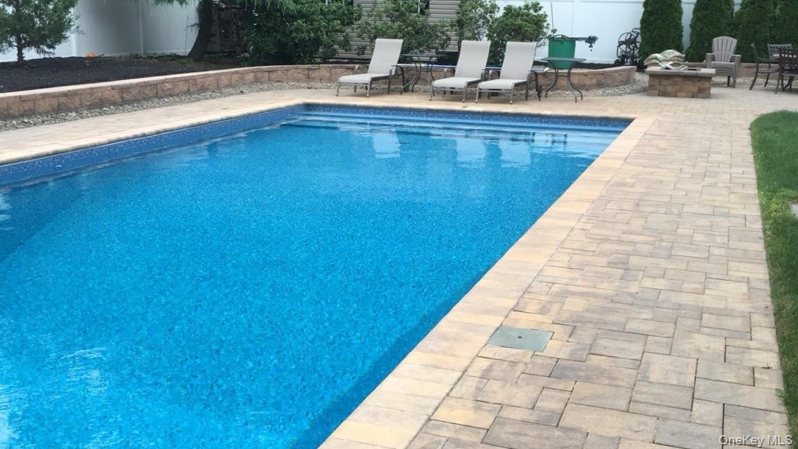 #2 photo, 22 Northumberland Drive, Shoreham , NY 11786