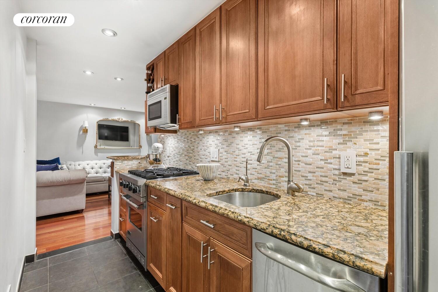 #5 photo, 3 SHERIDAN Square, West Village , NY 10014