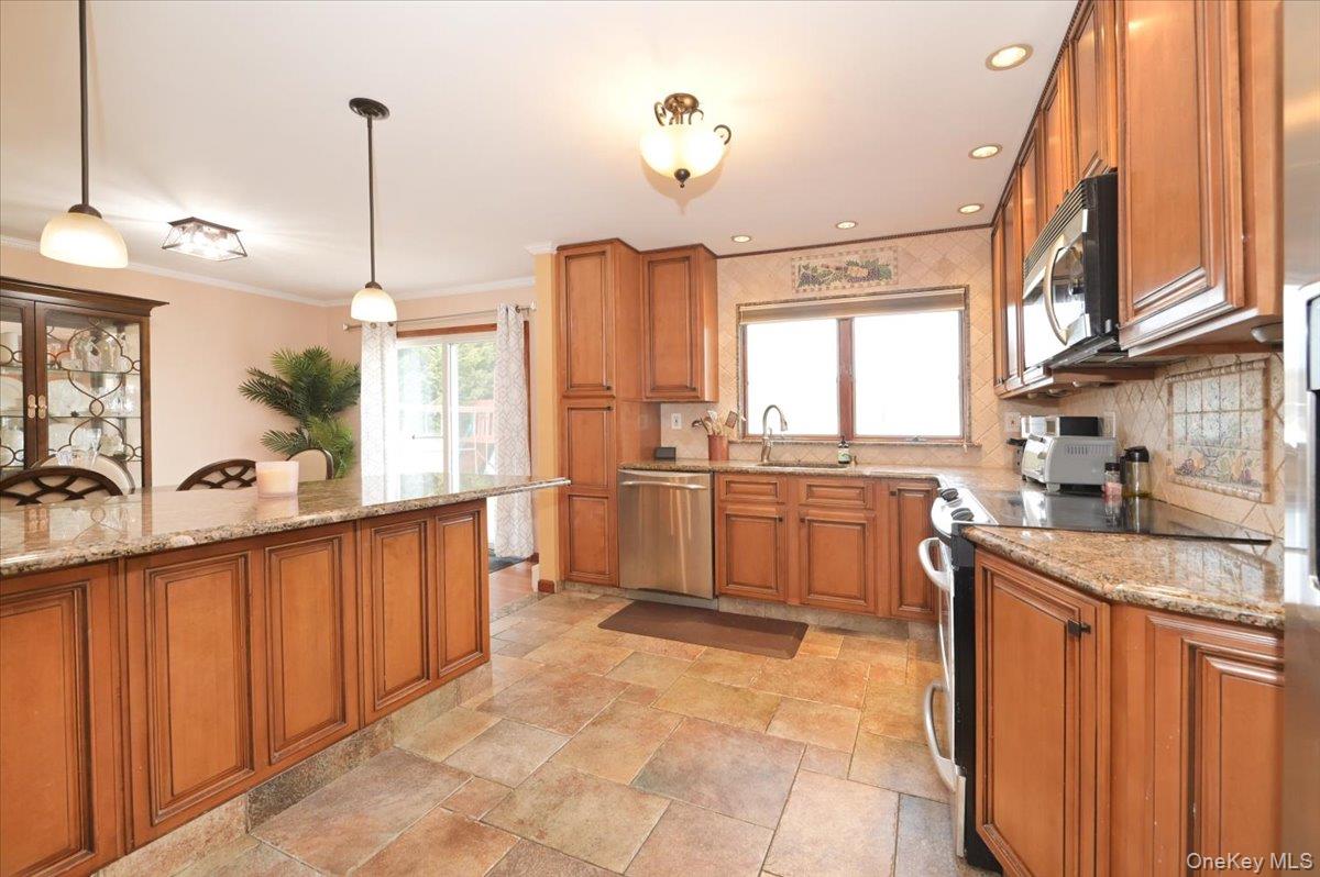 #10 photo, 265 N Syracuse Avenue, מחוז נסאו Massapequa , NY 11758