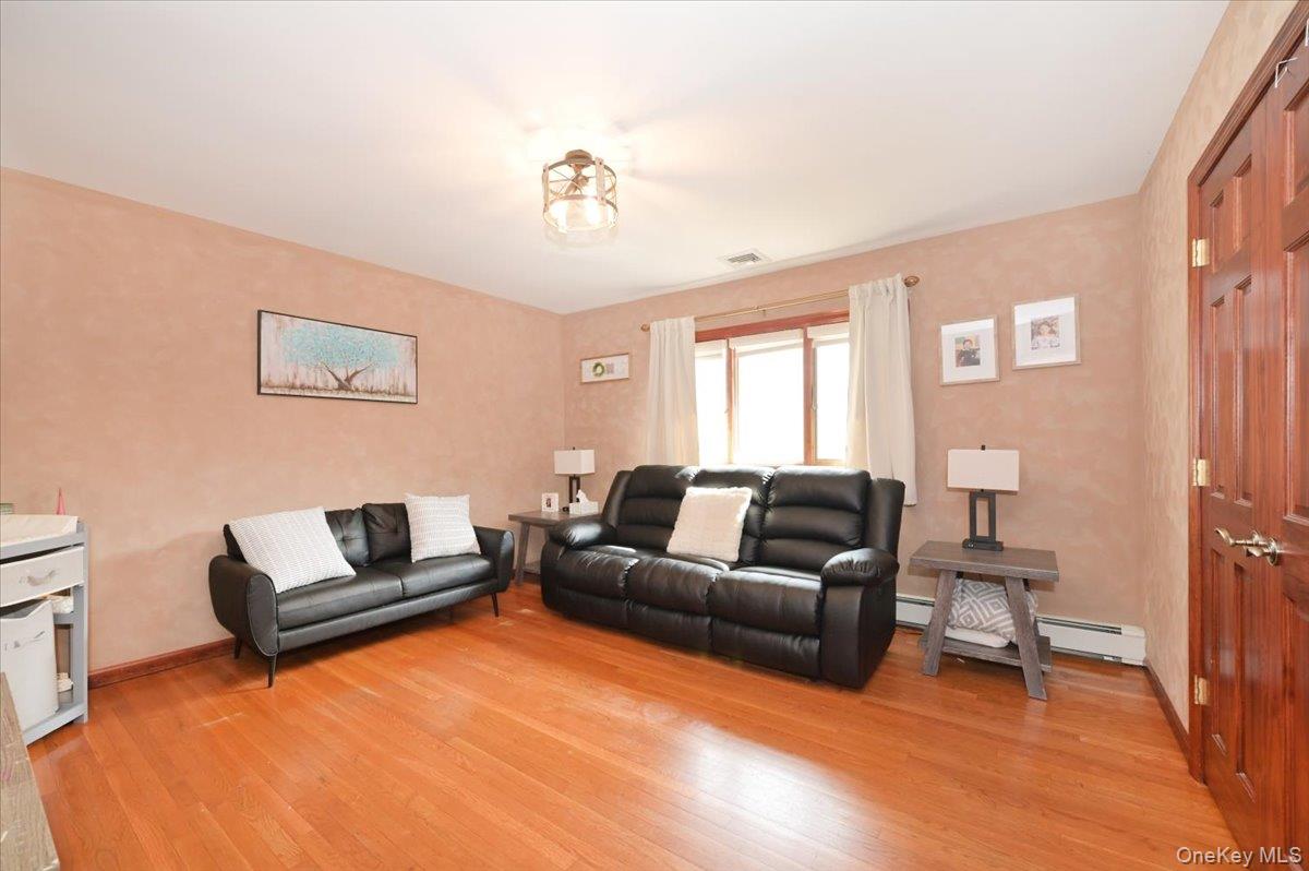 #14 photo, 265 N Syracuse Avenue, מחוז נסאו Massapequa , NY 11758