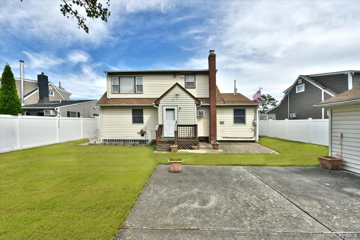 #19 photo, 136 Maple Street, Massapequa Park , NY 11762