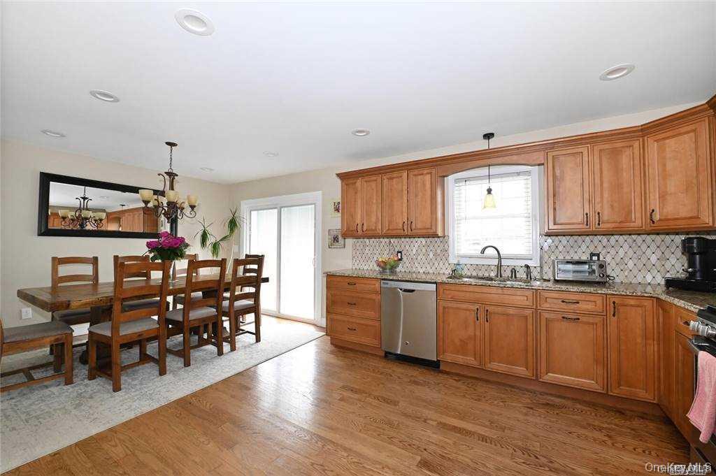 #10 photo, 62 S Bay Avenue, מחוז נסאו Massapequa , NY 11758