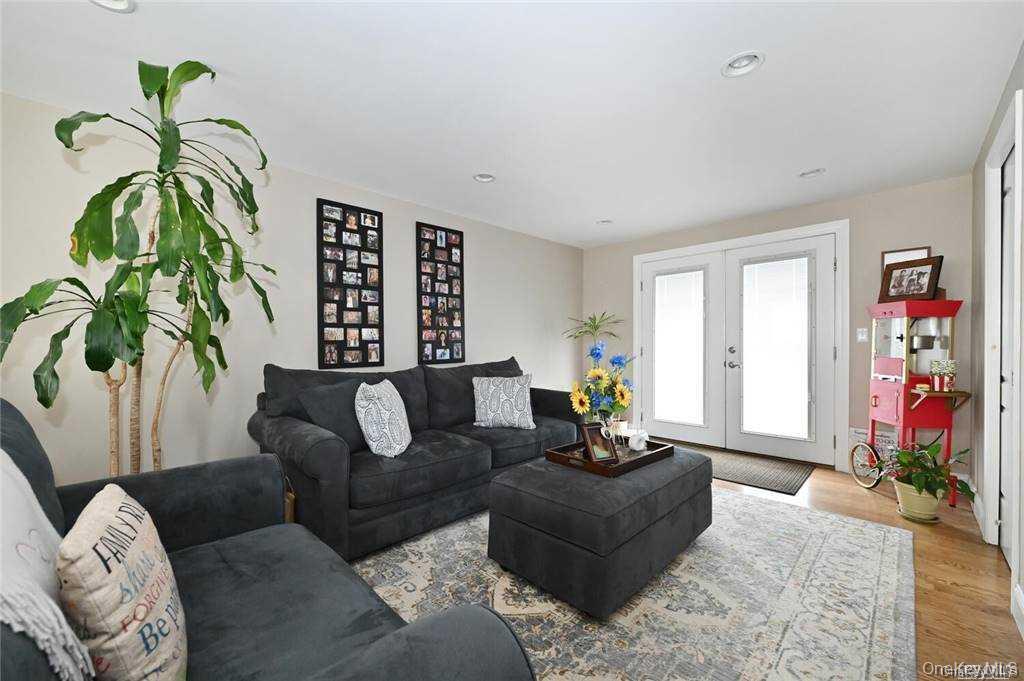 #16 photo, 62 S Bay Avenue, מחוז נסאו Massapequa , NY 11758