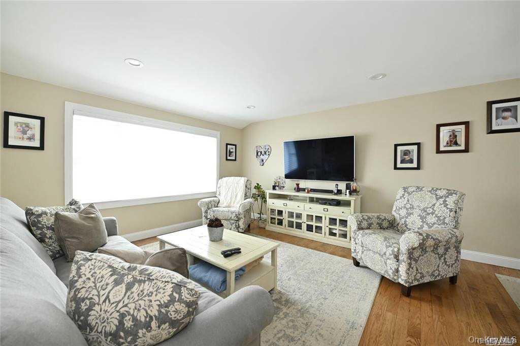 #4 photo, 62 S Bay Avenue, מחוז נסאו Massapequa , NY 11758