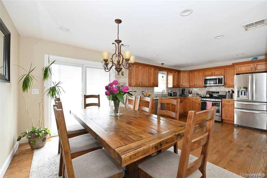 #8 photo, 62 S Bay Avenue, מחוז נסאו Massapequa , NY 11758