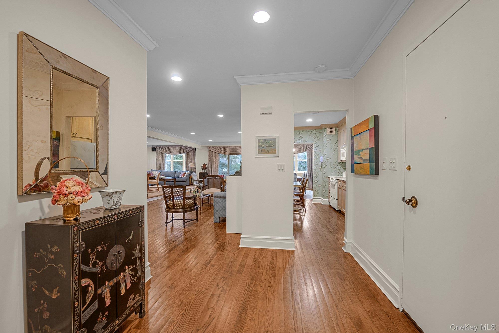 #2 photo, 1 Kensington Gate, Great Neck , NY 11021