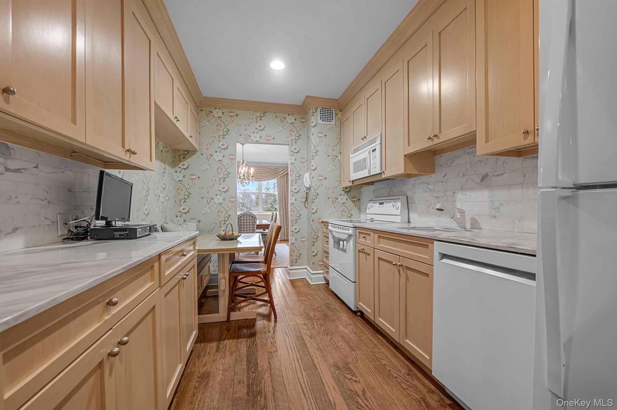 #8 photo, 1 Kensington Gate, Great Neck , NY 11021