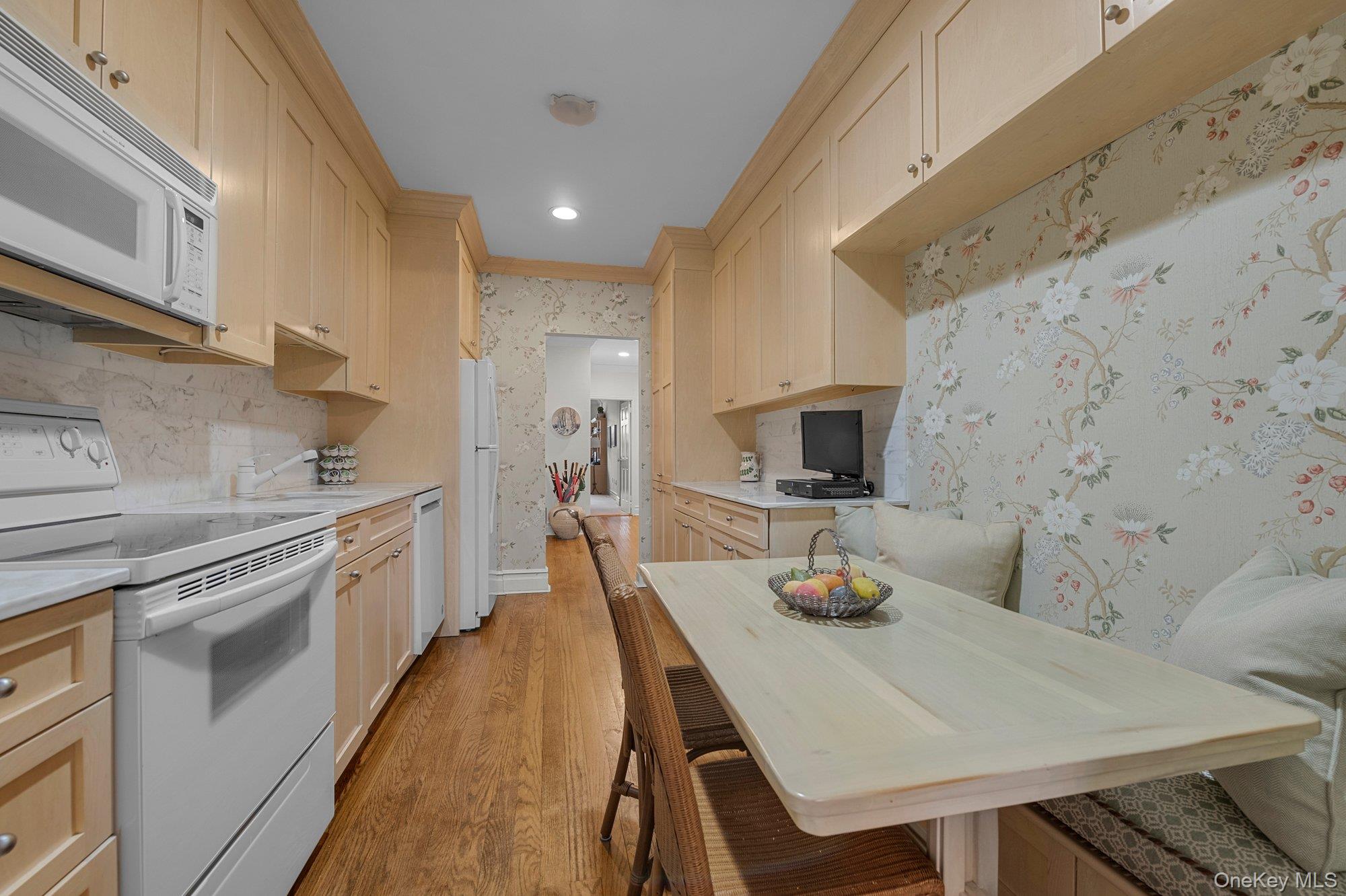 #9 photo, 1 Kensington Gate, Great Neck , NY 11021