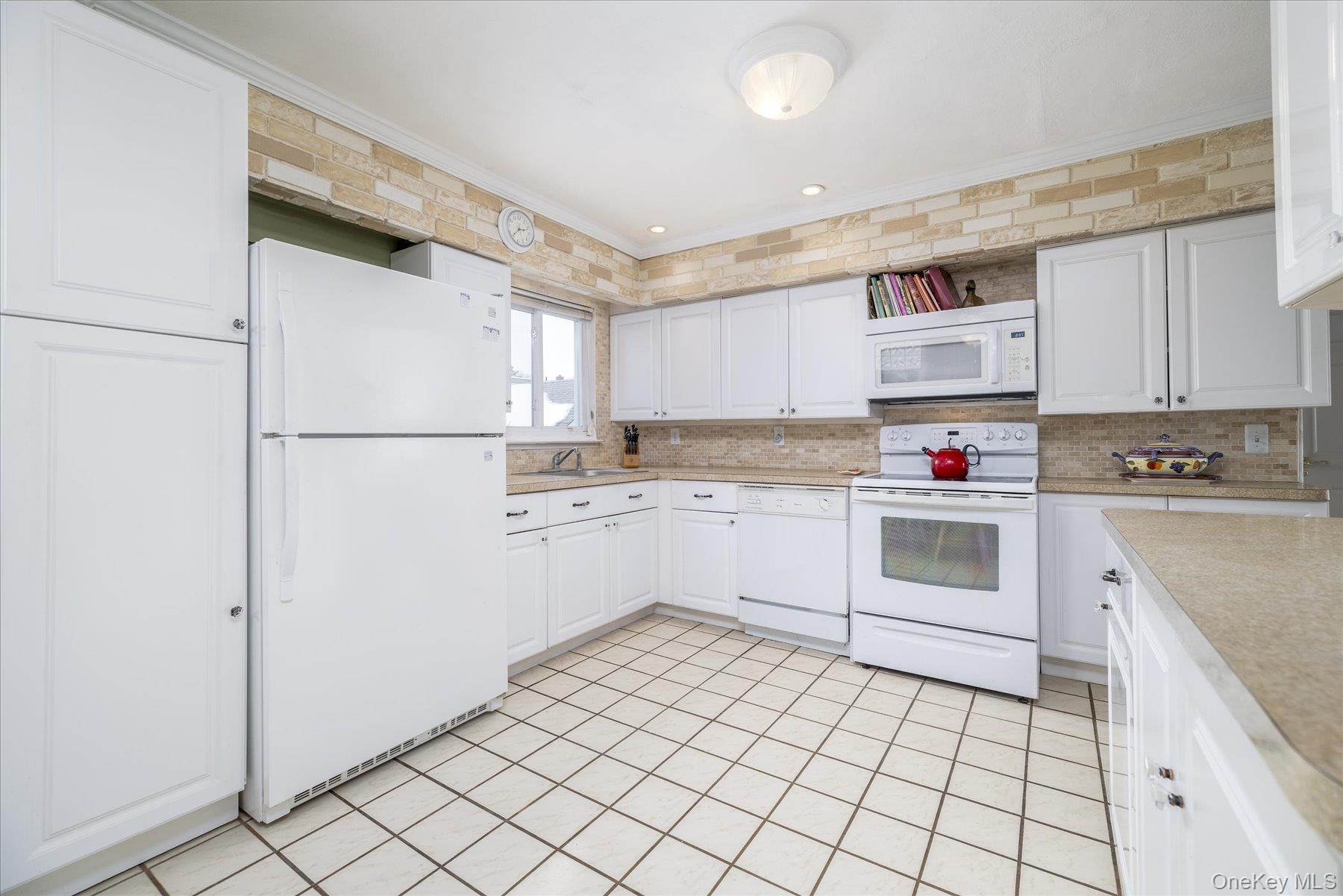 #7 photo, 158 Roosevelt Avenue, Freeport , NY 11520