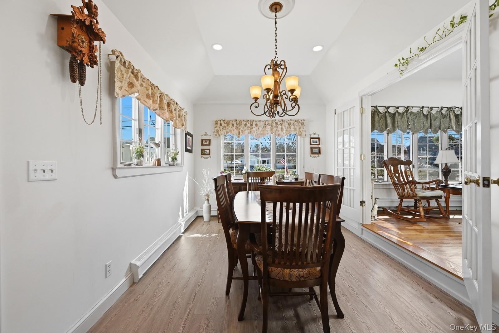 #19 photo, 628 Peter Paul Drive, 東長島 West Islip , NY 11795