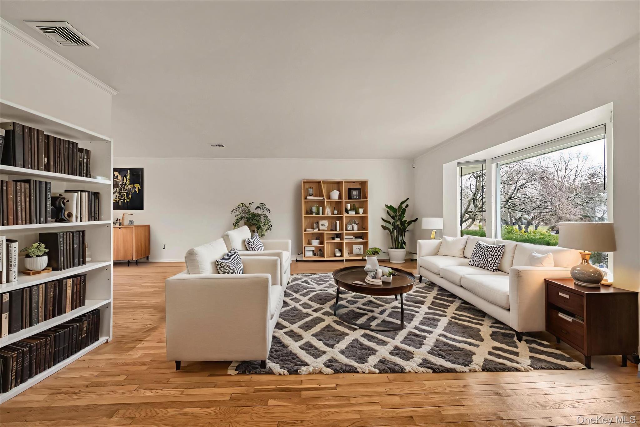 #3 photo, 16 Middle Lane, מחוז נסאו Jericho , NY 11753