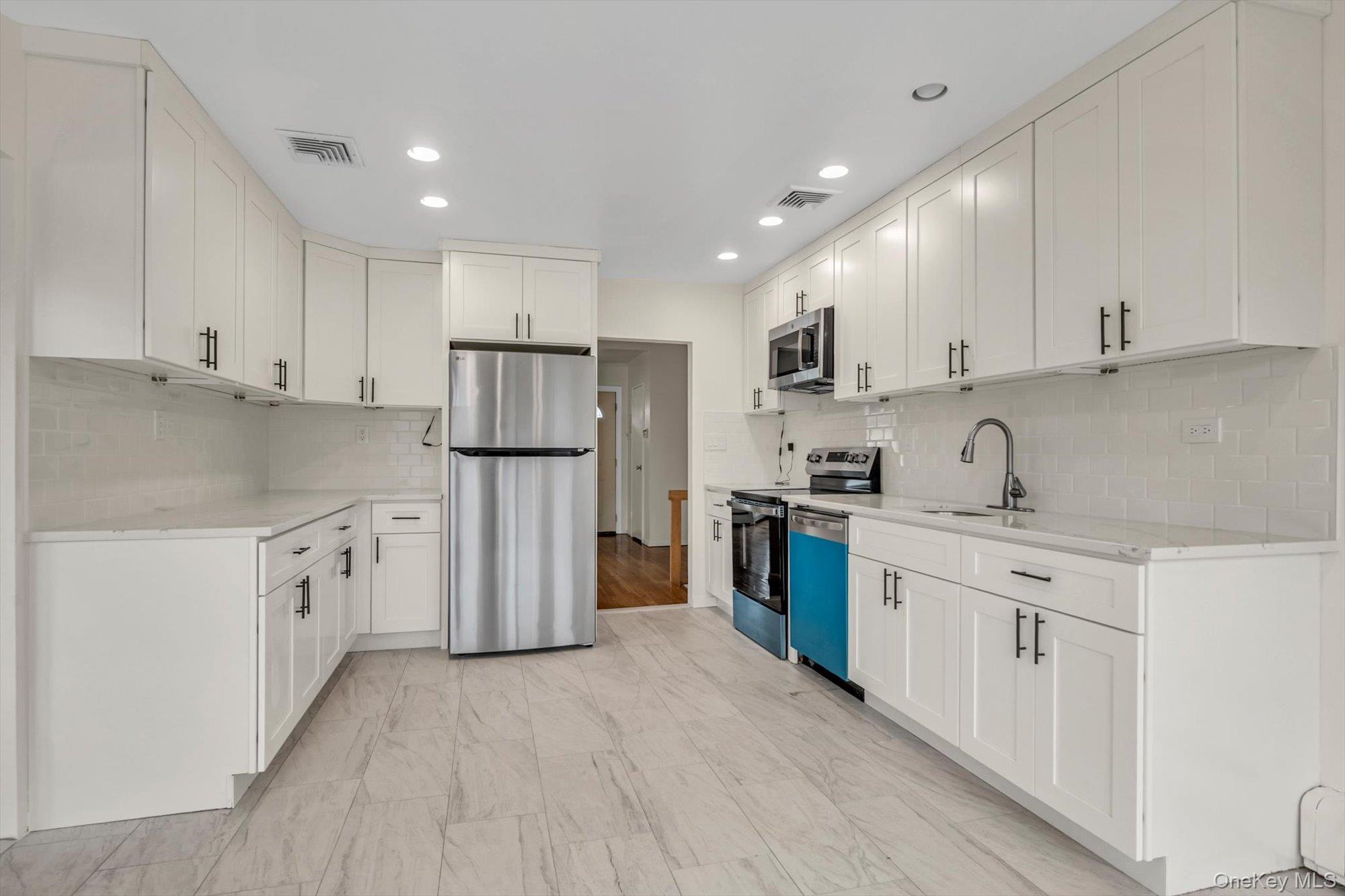 #6 photo, 16 Middle Lane, מחוז נסאו Jericho , NY 11753