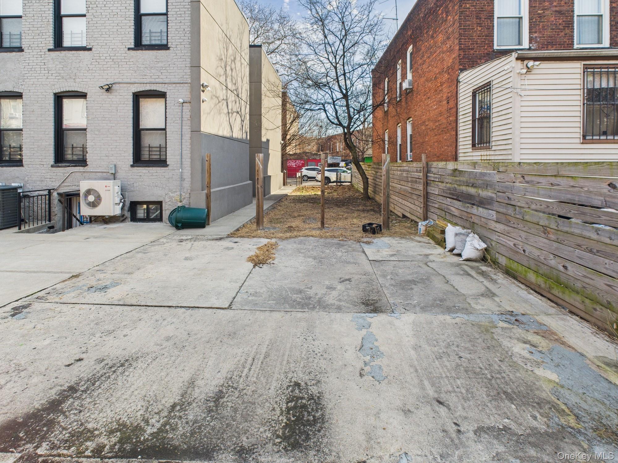 #3 photo, 682 Hendrix Street, ब्रुकलीन Brooklyn , NY 11207