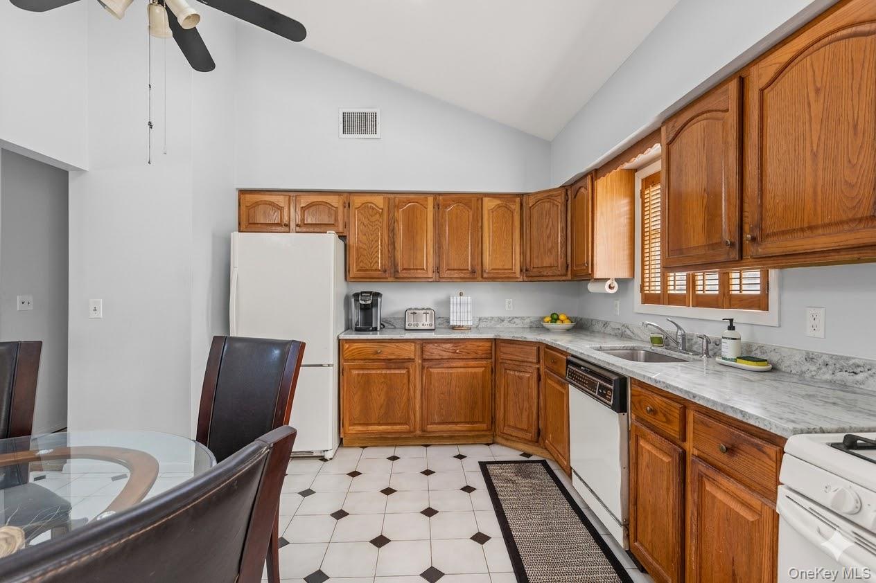 #7 photo, 809 Canal Street, Lindenhurst , NY 11757