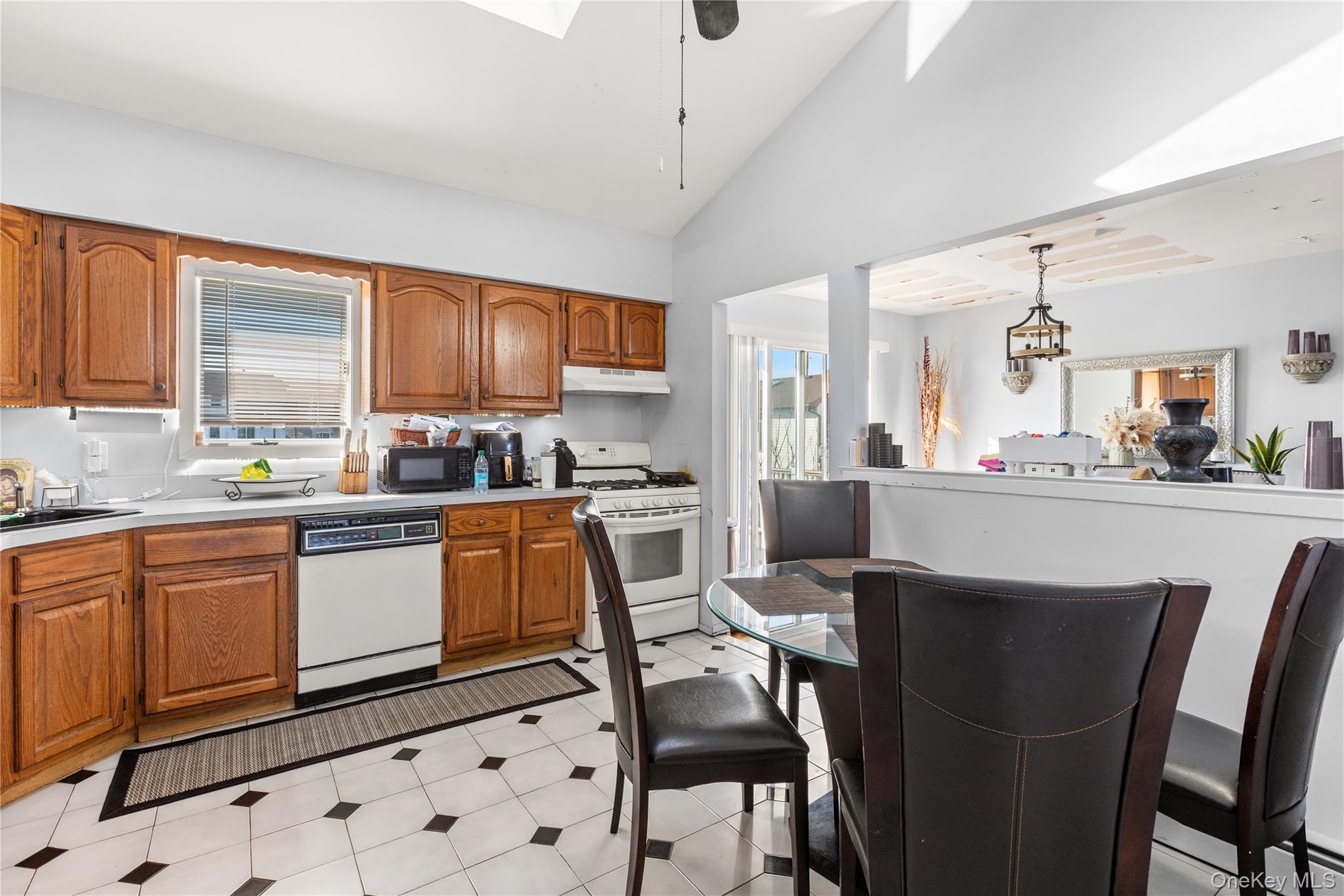 #8 photo, 809 Canal Street, Lindenhurst , NY 11757