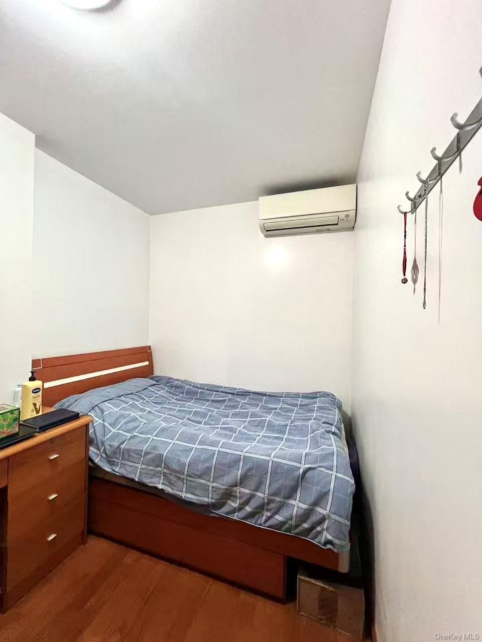 #14 photo, 94-27 43rd Ave, कुईंस Elmhurst , NY 11373