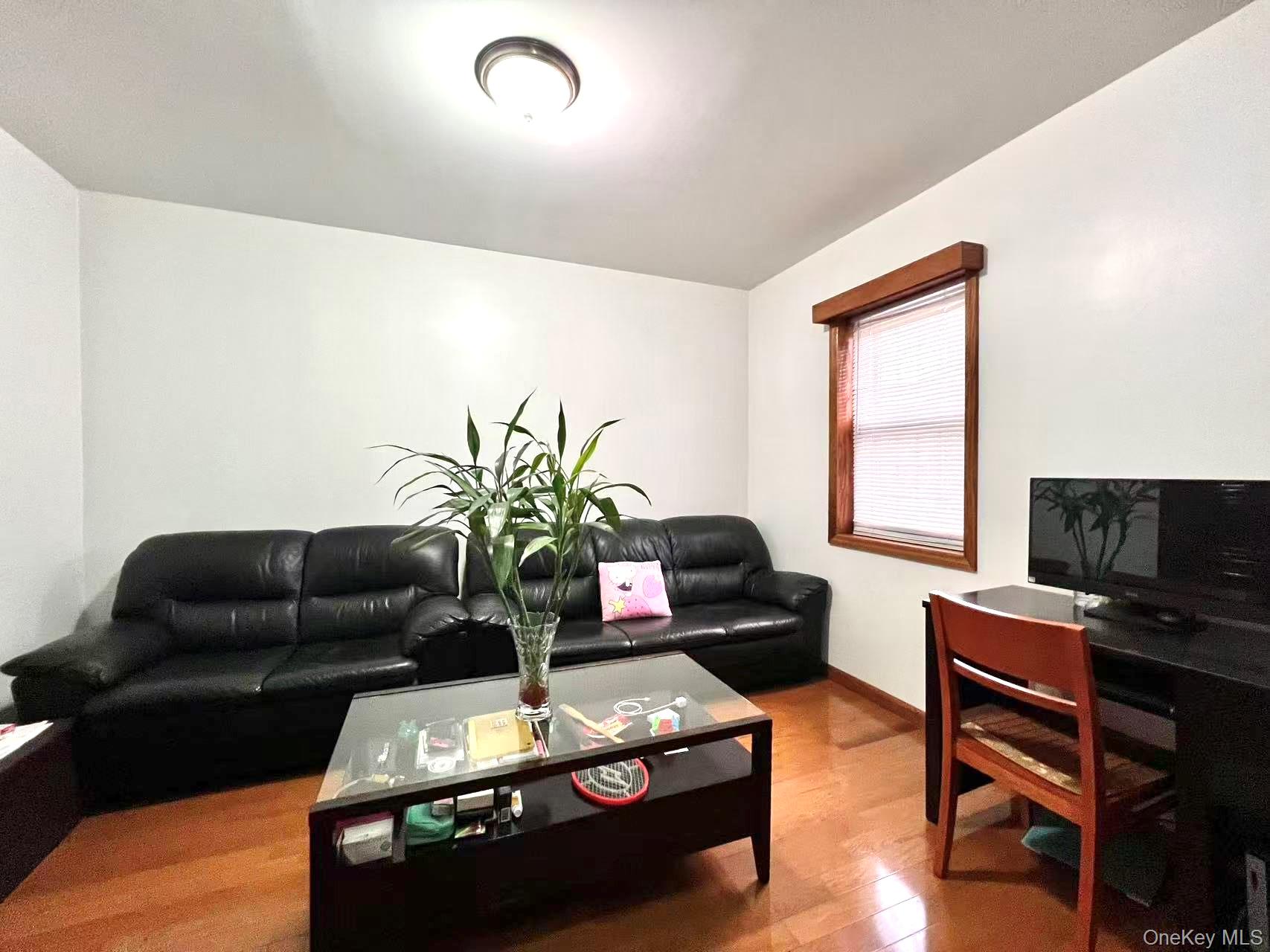 #3 photo, 94-27 43rd Ave, कुईंस Elmhurst , NY 11373