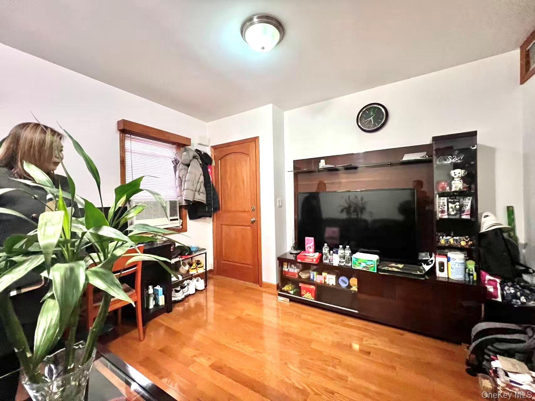 #4 photo, 94-27 43rd Ave, कुईंस Elmhurst , NY 11373