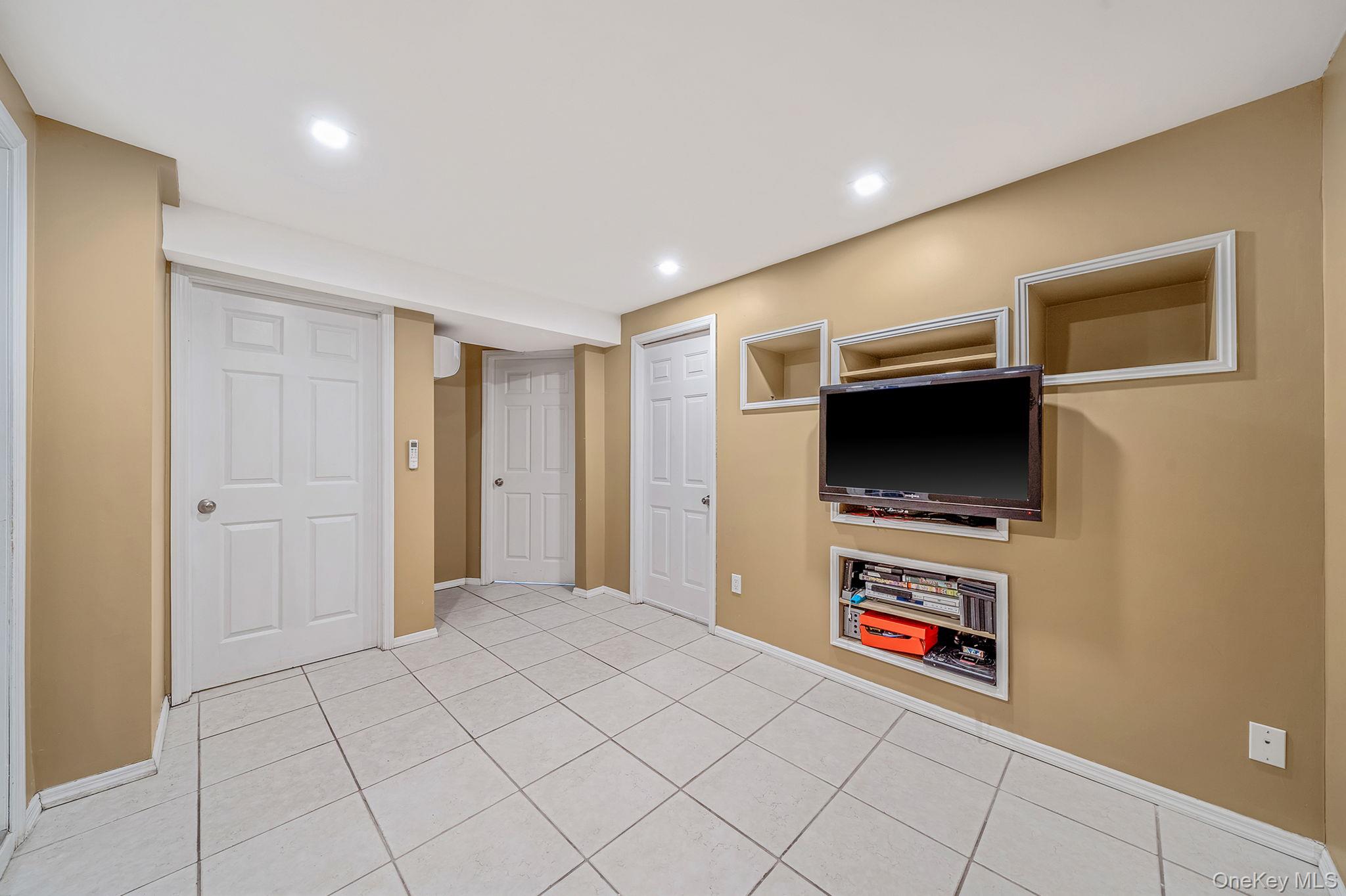 #18 photo, 317 Garden City Street, Islip Terrace , NY 11752