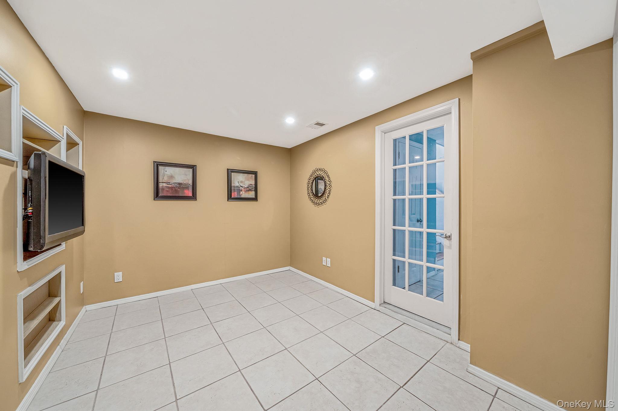 #19 photo, 317 Garden City Street, Islip Terrace , NY 11752