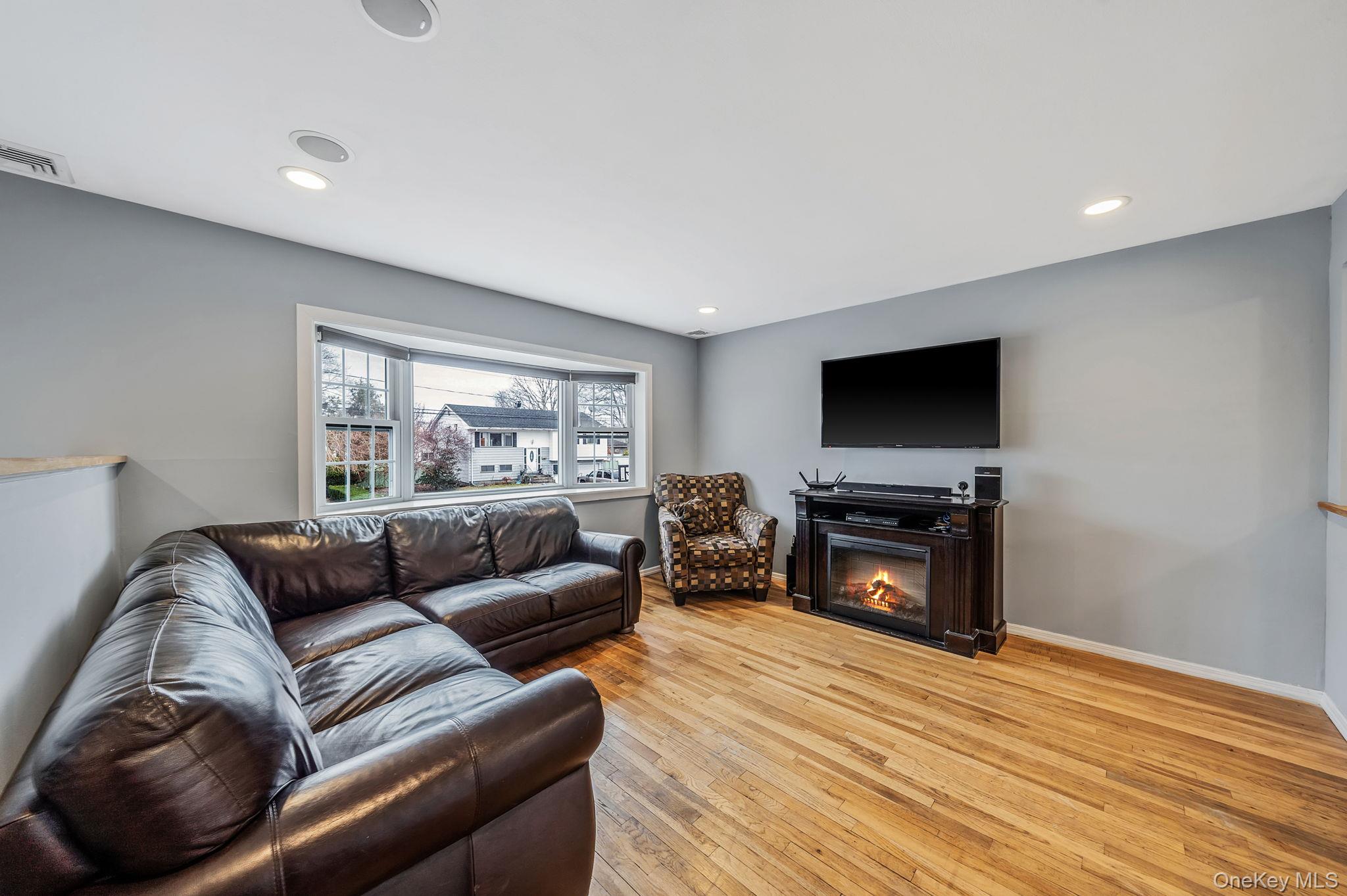 #4 photo, 317 Garden City Street, Islip Terrace , NY 11752