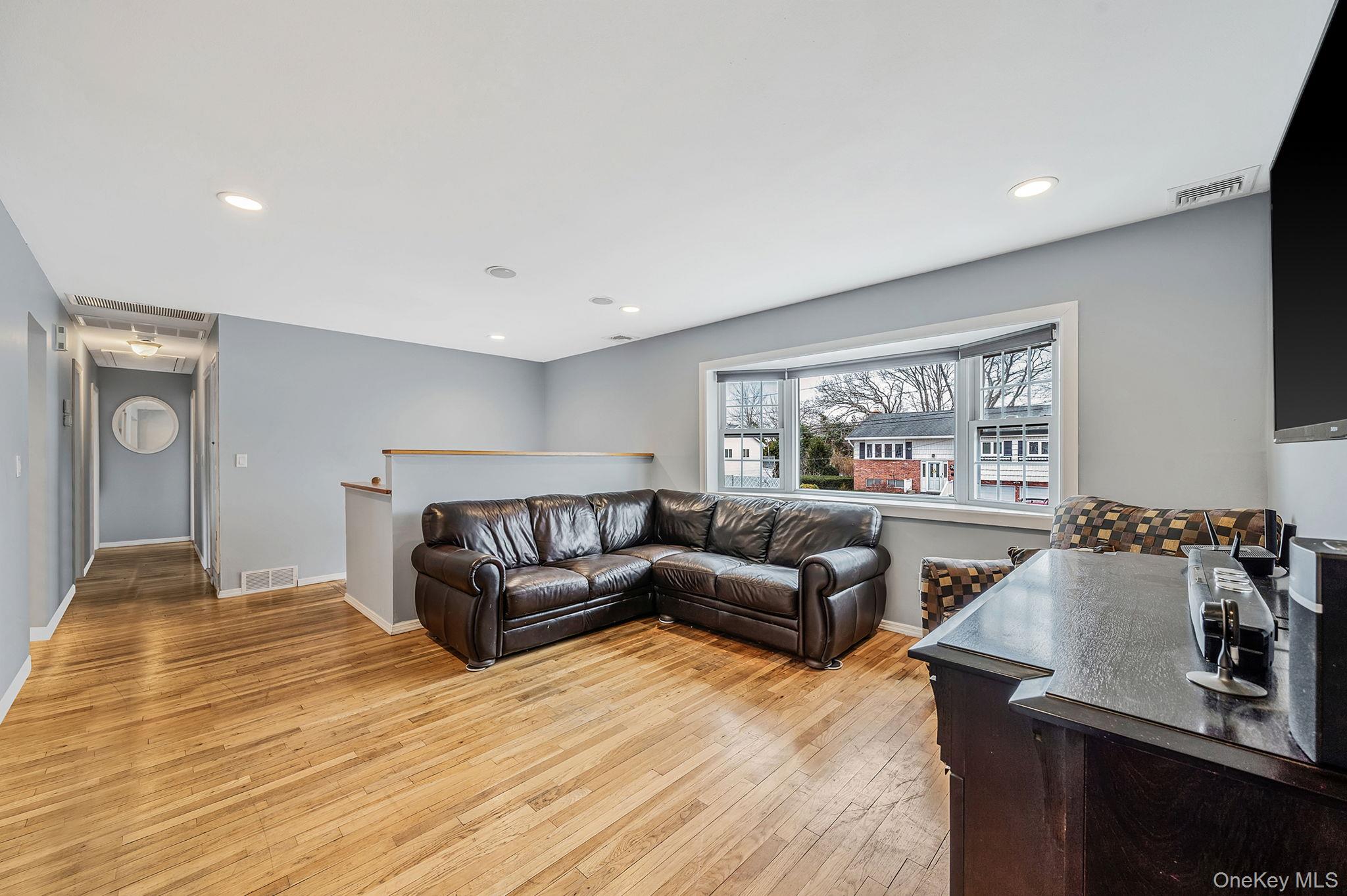 #5 photo, 317 Garden City Street, Islip Terrace , NY 11752