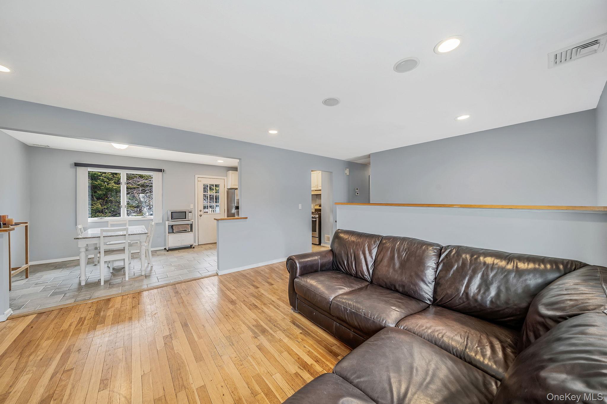 #6 photo, 317 Garden City Street, Islip Terrace , NY 11752